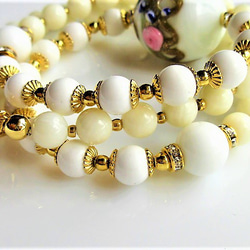 C60　個性派ヴェネチアビーズと天然石の調和｜ホワイトハウライト＆白サンゴの上品ネックレス天然石　天然石ビーズ 4枚目の画像