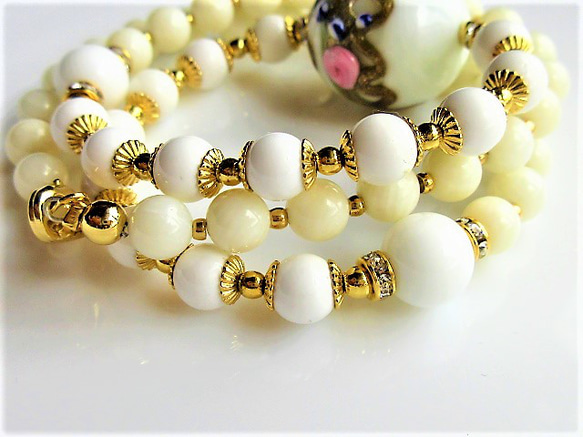 C60　個性派ヴェネチアビーズと天然石の調和｜ホワイトハウライト＆白サンゴの上品ネックレス天然石　天然石ビーズ 4枚目の画像