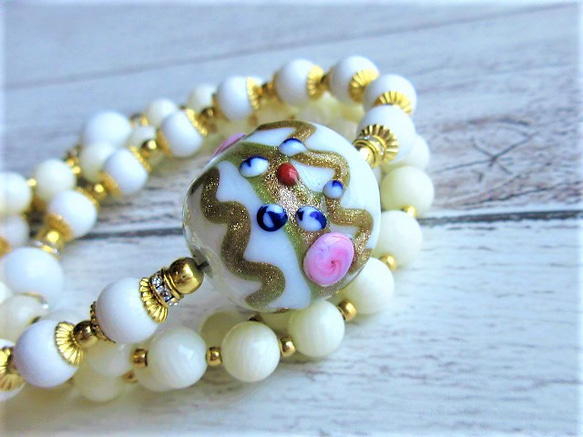 C60　個性派ヴェネチアビーズと天然石の調和｜ホワイトハウライト＆白サンゴの上品ネックレス天然石　天然石ビーズ 11枚目の画像