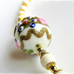 C60　個性派ヴェネチアビーズと天然石の調和｜ホワイトハウライト＆白サンゴの上品ネックレス天然石　天然石ビーズ 6枚目の画像