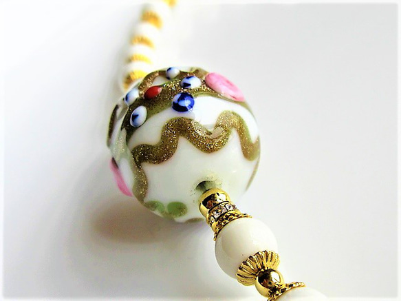 C60　個性派ヴェネチアビーズと天然石の調和｜ホワイトハウライト＆白サンゴの上品ネックレス天然石　天然石ビーズ 6枚目の画像