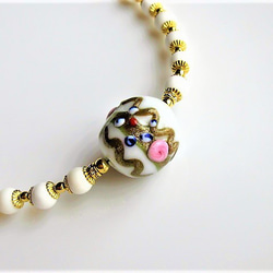 C60　個性派ヴェネチアビーズと天然石の調和｜ホワイトハウライト＆白サンゴの上品ネックレス天然石　天然石ビーズ 8枚目の画像