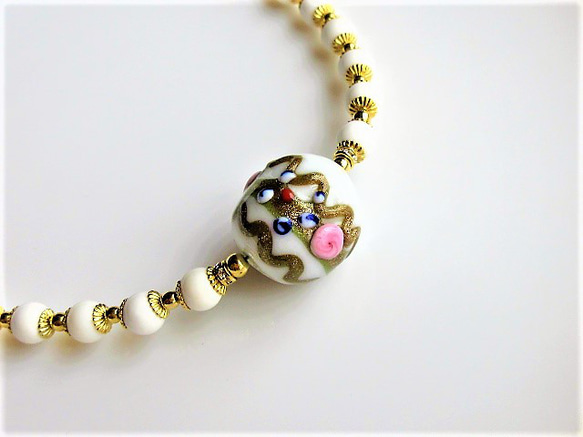 C60　個性派ヴェネチアビーズと天然石の調和｜ホワイトハウライト＆白サンゴの上品ネックレス天然石　天然石ビーズ 8枚目の画像