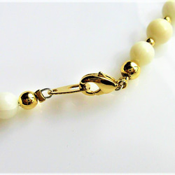 C60　個性派ヴェネチアビーズと天然石の調和｜ホワイトハウライト＆白サンゴの上品ネックレス天然石　天然石ビーズ 7枚目の画像