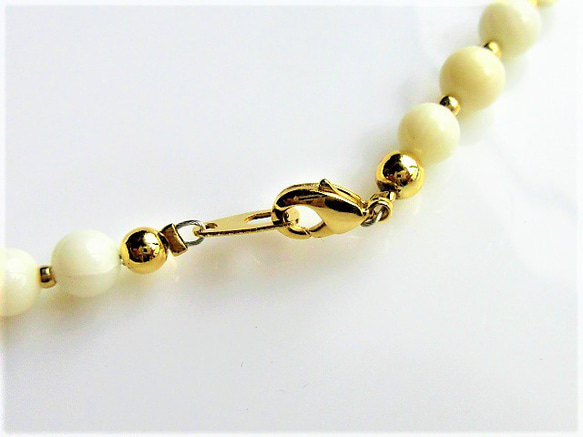 C60　個性派ヴェネチアビーズと天然石の調和｜ホワイトハウライト＆白サンゴの上品ネックレス天然石　天然石ビーズ 7枚目の画像