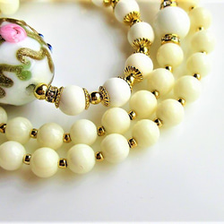 C60　個性派ヴェネチアビーズと天然石の調和｜ホワイトハウライト＆白サンゴの上品ネックレス天然石　天然石ビーズ 5枚目の画像