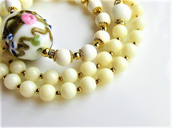 C60　個性派ヴェネチアビーズと天然石の調和｜ホワイトハウライト＆白サンゴの上品ネックレス天然石　天然石ビーズ 5枚目の画像