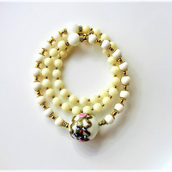 C60　個性派ヴェネチアビーズと天然石の調和｜ホワイトハウライト＆白サンゴの上品ネックレス天然石　天然石ビーズ 2枚目の画像