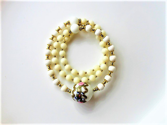 C60　個性派ヴェネチアビーズと天然石の調和｜ホワイトハウライト＆白サンゴの上品ネックレス天然石　天然石ビーズ 2枚目の画像