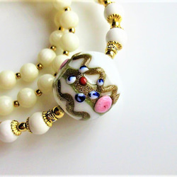 C60　個性派ヴェネチアビーズと天然石の調和｜ホワイトハウライト＆白サンゴの上品ネックレス天然石　天然石ビーズ 1枚目の画像