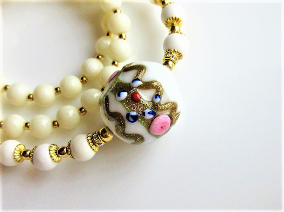 C60　個性派ヴェネチアビーズと天然石の調和｜ホワイトハウライト＆白サンゴの上品ネックレス天然石　天然石ビーズ 1枚目の画像