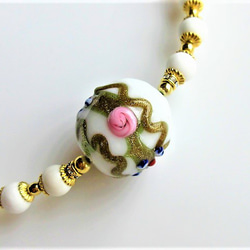 C60　個性派ヴェネチアビーズと天然石の調和｜ホワイトハウライト＆白サンゴの上品ネックレス天然石　天然石ビーズ 3枚目の画像