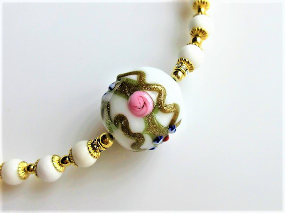 C60　個性派ヴェネチアビーズと天然石の調和｜ホワイトハウライト＆白サンゴの上品ネックレス天然石　天然石ビーズ 3枚目の画像