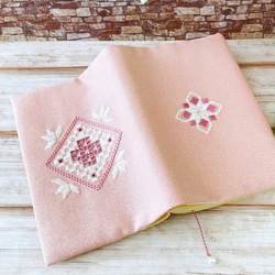 ハーダンガー刺繍のブックカバー（Ash Rose ）④ 4枚目の画像