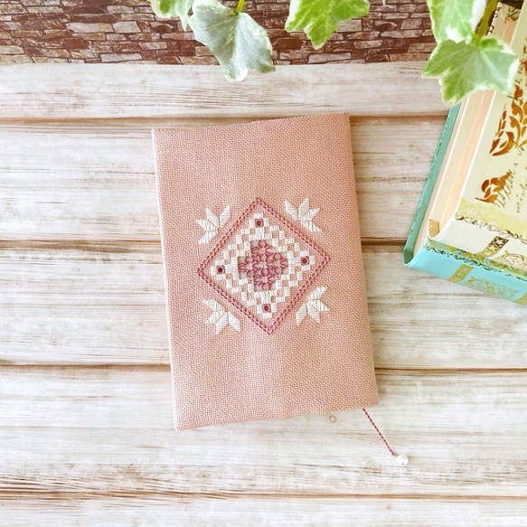 ハーダンガー刺繍のブックカバー（Ash Rose ）④ 2枚目の画像