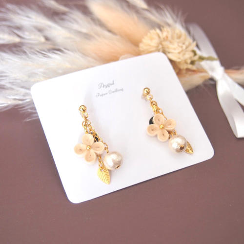 お花とコットンパールのイヤリング/ピアス イヤリング