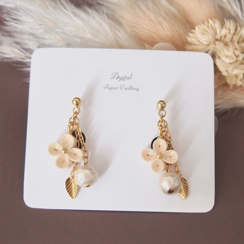 お花とコットンパールのイヤリング/ピアス イヤリング