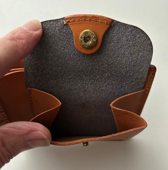 日本製オールレザーの二つ折り財布 8枚目の画像