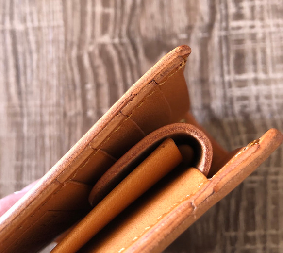 日本製オールレザーの二つ折り財布 6枚目の画像