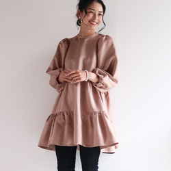 新款秋季配色【灰粉色】可水洗亮面泡泡袖層疊式束腰上衣 第4張的照片