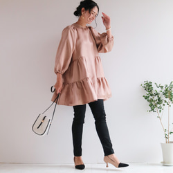 新款秋季配色【灰粉色】可水洗亮面泡泡袖層疊式束腰上衣 第2張的照片