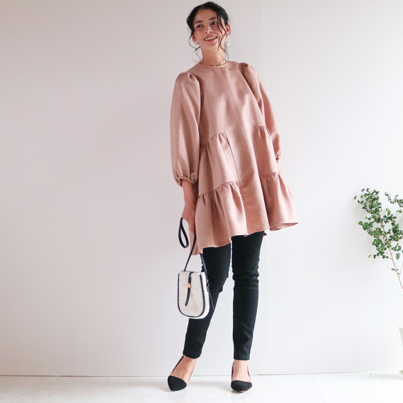 新款秋季配色【灰粉色】可水洗亮面泡泡袖層疊式束腰上衣 第3張的照片