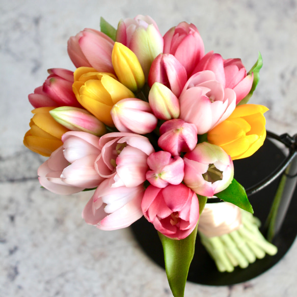 【ウェディングブーケ】オーダー商品　前撮り用　ミックスカラーチューリップのウェディングブーケ 19枚目の画像