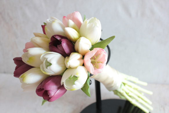 【ウェディングブーケ】オーダー商品　前撮り用　ミックスカラーチューリップのウェディングブーケ 7枚目の画像