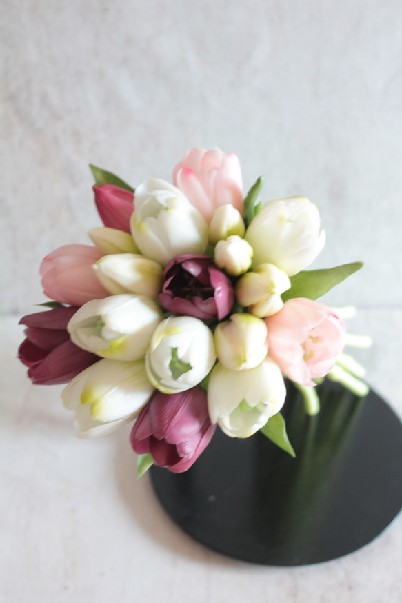 【ウェディングブーケ】オーダー商品　前撮り用　ミックスカラーチューリップのウェディングブーケ 9枚目の画像