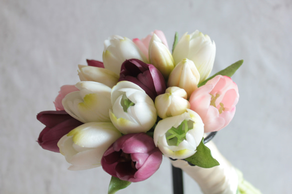 【ウェディングブーケ】オーダー商品　前撮り用　ミックスカラーチューリップのウェディングブーケ 4枚目の画像