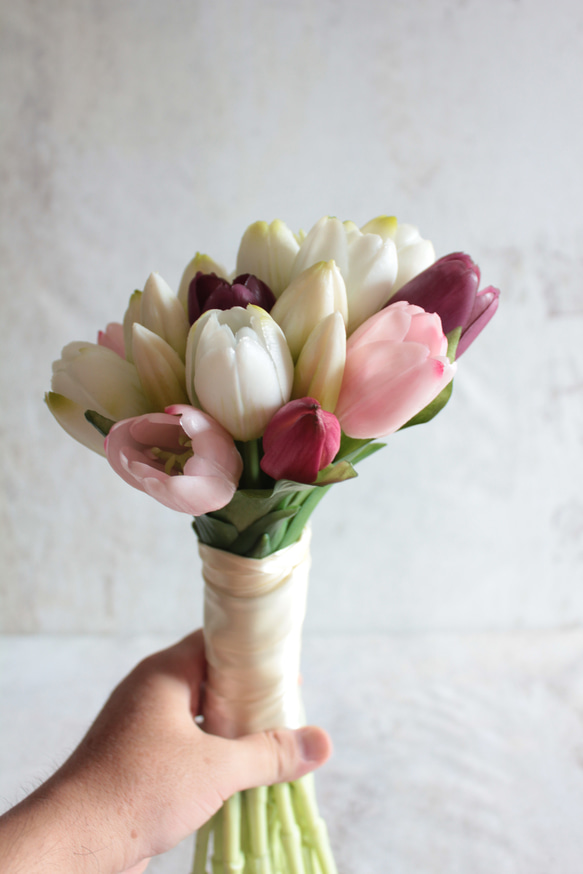 【ウェディングブーケ】オーダー商品　前撮り用　ミックスカラーチューリップのウェディングブーケ 13枚目の画像