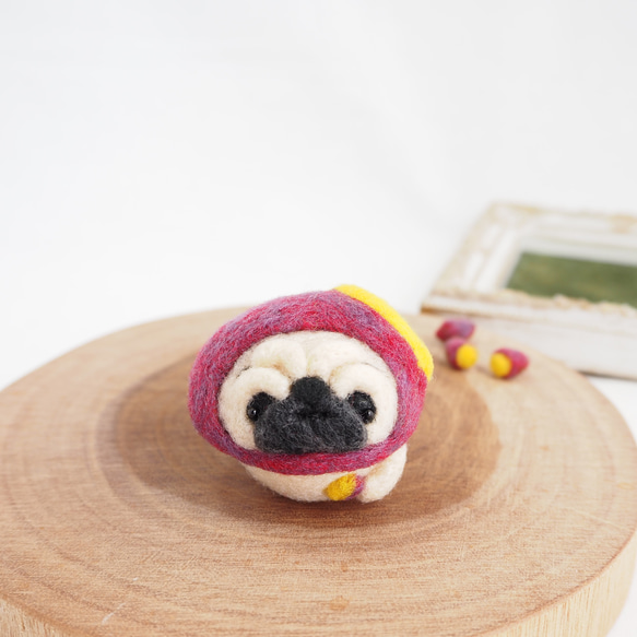 【受注製作】なりきり焼き芋のまゆパグ(フォーン・黒)　羊毛フェルト 2枚目の画像