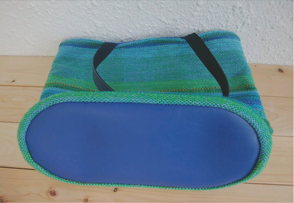 手織トートバッグ　緑色と水色　(綿とシルク、裂き織り)、ファスナー34cm　 表：手織布　裏：綿100％ 3枚目の画像
