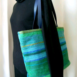 手織トートバッグ　緑色と水色　(綿とシルク、裂き織り)、ファスナー34cm　 表：手織布　裏：綿100％ 5枚目の画像