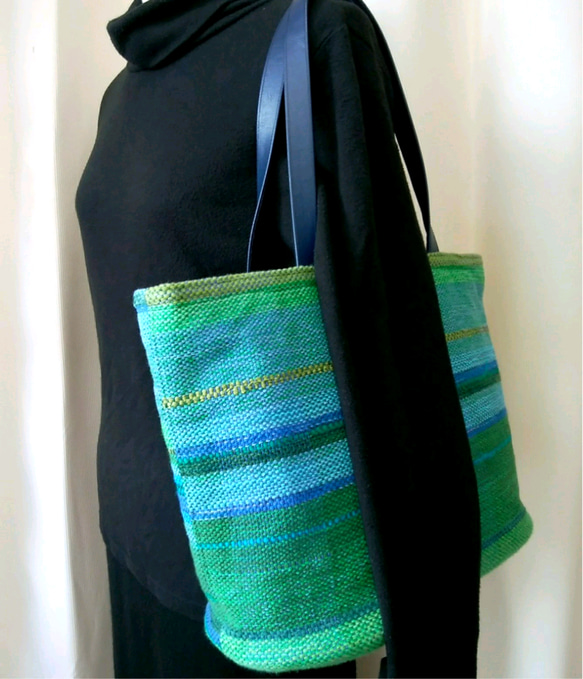 手織トートバッグ　緑色と水色　(綿とシルク、裂き織り)、ファスナー34cm　 表：手織布　裏：綿100％ 5枚目の画像