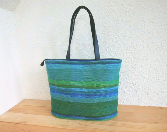 手織トートバッグ　緑色と水色　(綿とシルク、裂き織り)、ファスナー34cm　 表：手織布　裏：綿100％ 1枚目の画像