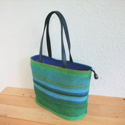 手織トートバッグ　緑色と水色　(綿とシルク、裂き織り)、ファスナー34cm　 表：手織布　裏：綿100％ 2枚目の画像