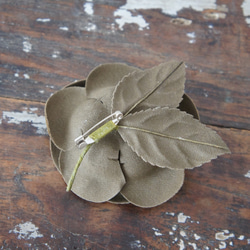 天鵝絨玫瑰胸花 [橄欖色]mediumroseolive 第4張的照片