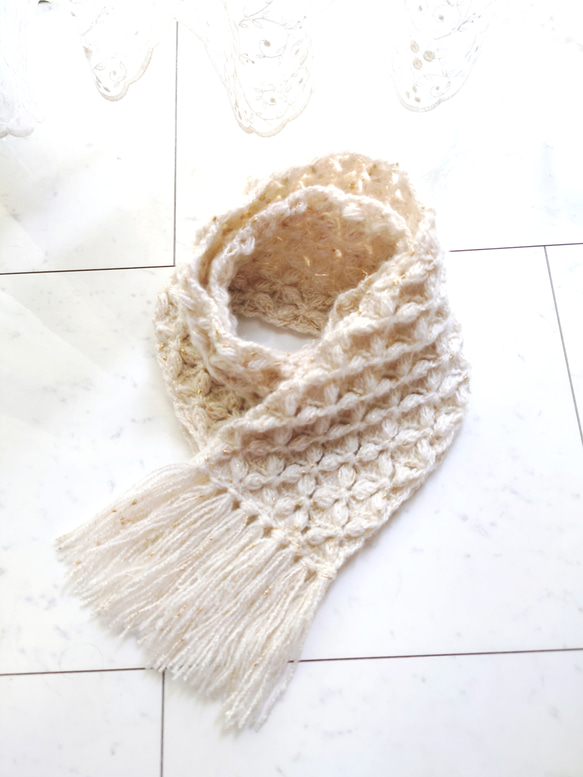 マフラー バタフライ 花 柄 ゴールド ラメ フリンジ 白 ホワイト 編み 手編み 編み物 1枚目の画像