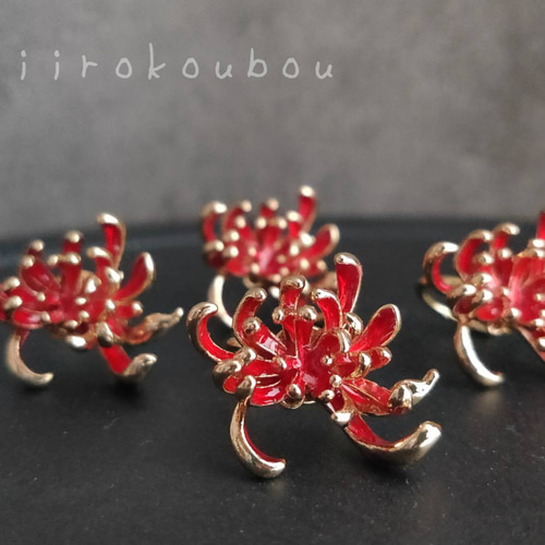 赤い彼岸花のイヤーカフⅣ イヤーカフ koiirokoubou 通販 16435946