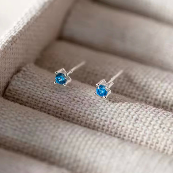 ピアス　18K　青い　青　ブルー　夏色　夏　煌めく　小さい　小さな　ミニ　一粒　ピアス 3枚目の画像