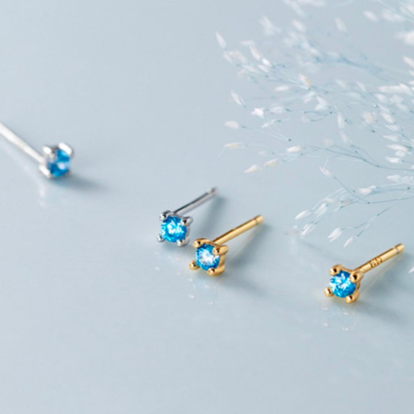 ピアス　18K　青い　青　ブルー　夏色　夏　煌めく　小さい　小さな　ミニ　一粒　ピアス 1枚目の画像