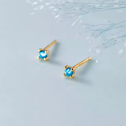 ピアス　18K　青い　青　ブルー　夏色　夏　煌めく　小さい　小さな　ミニ　一粒　ピアス 2枚目の画像