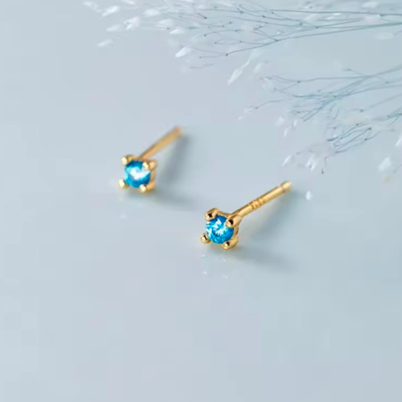 ピアス　18K　青い　青　ブルー　夏色　夏　煌めく　小さい　小さな　ミニ　一粒　ピアス 2枚目の画像