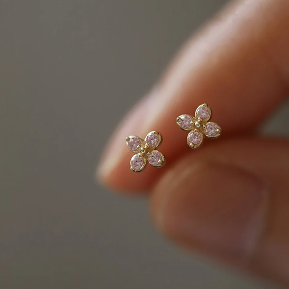 ピアス　人気　18K　桜　桜色 　さくら色　さくら　ピンク　ピンクストーン　小さい　シンプル　オフィス　ピアス 1枚目の画像