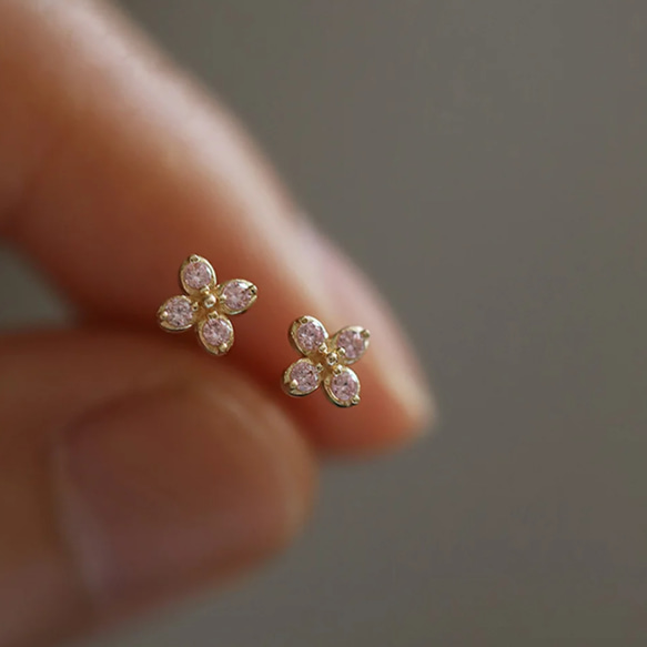 ピアス　人気　18K　桜　桜色 　さくら色　さくら　ピンク　ピンクストーン　小さい　シンプル　オフィス　ピアス 3枚目の画像