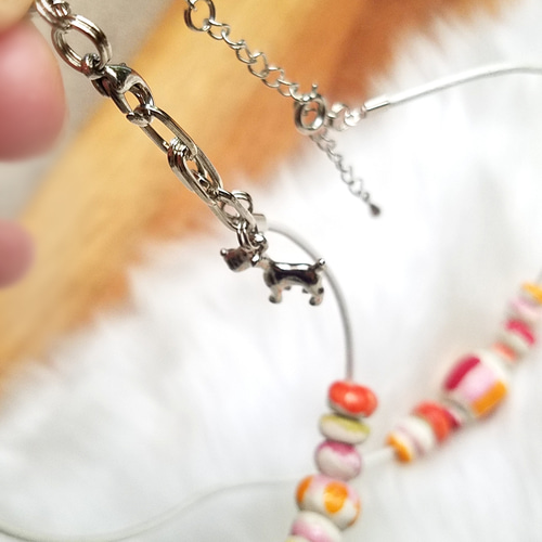 カラフル♪犬用ネックレス♥陶製ビーズ（暖色）♥パールホワイト革紐