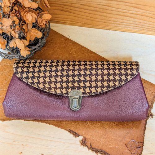 ぐしぐし手縫い＊英字型押しレザーのブックカバー＊ ぐしぐし手縫い＊