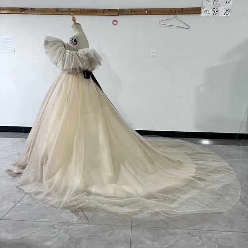 人気上昇！ ウェディングドレス 薄シャンパンの色 ベアトップ 編み上げ  