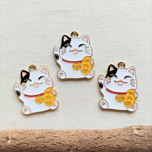 27×22mm 招き猫のチャーム 千万両 4個 B422 チャーム petit